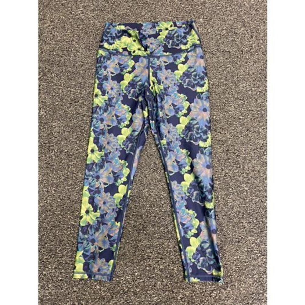 Fabletics Women's Superbloom Define PowerHold® Mid-Rise Capri Leggings Medium‎